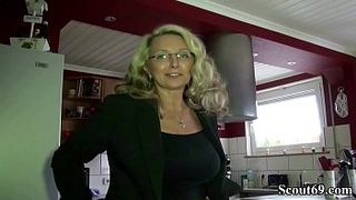 Очкастая мамаша сосёт член мужа в перерыве на кофе